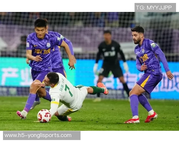 天津泰达迎战广州恒大争夺中超联赛关键三分的精彩对决